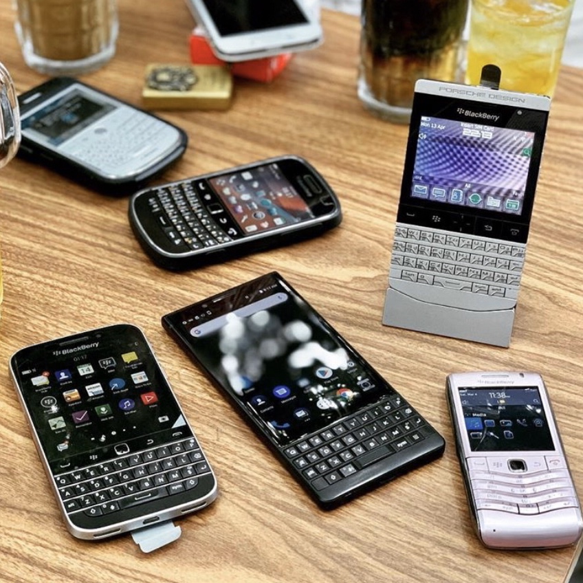 GoTalkUSA's tweet photo. Hanging out with old friends! How many of these can you name?๐ #blackberry #blackberrybold #blackberryclassic #blackberrycollection #blackberrypassport #blackberrykey2 #blackberrypriv #blackberrykey1 #blackberrycurve #blackberrymobile https://t.co/VjwJCuuhHF