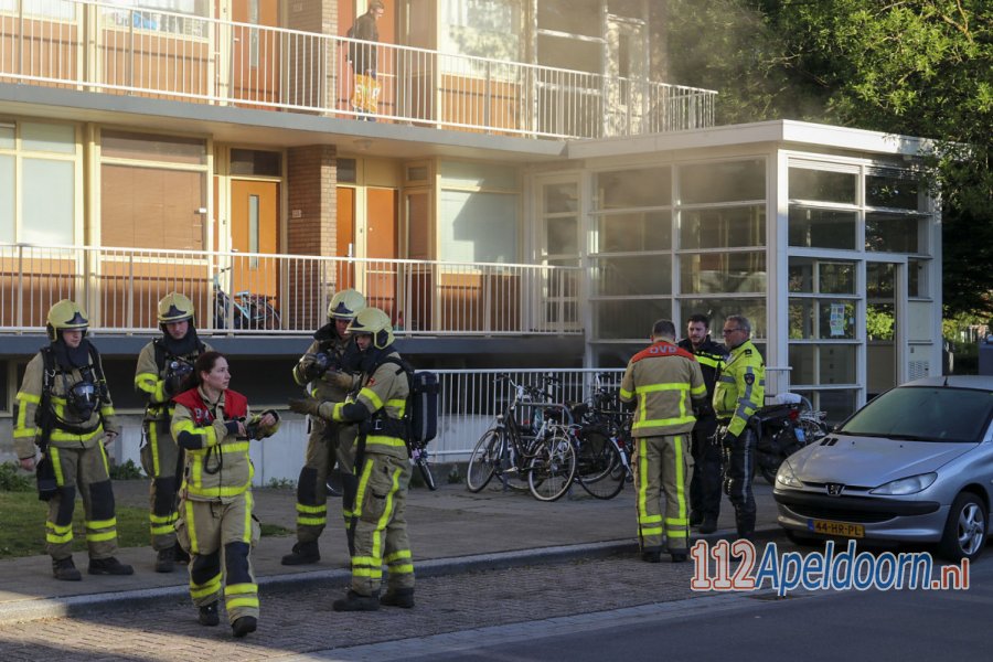 Appartementencomplex deels ontruimd wegens brandende scooter in Kelder. 112Apeldoorn.