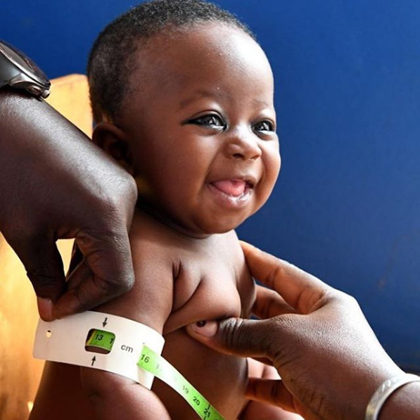 UNICEF_Italia's tweet photo. Il verde💚 è il colore che amiamo più al mondo.

Per noi è simbolo di vita😊, salute ⛑, speranza🌈, futuro🌟ma soprattutto di tanta gioia 🤩.

Questo bambino della Costa d’Avorio 🇨🇮 è uno dei 2,1 milioni di bambini 👶 che nel 2019 abbiamo curato dalla malnutrizione acuta 🍫. https://t.co/MOp0i8zZy2