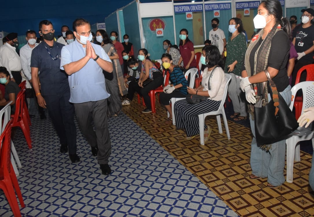 himantabiswa's tweet photo. 140 Assamese students from different universities &amp; institutions of Gujarat arrived in Guwahati today. I met them to explain the precautions and mandatory formalities. We are putting them in institutional quarantine for their well-being. 

Happy for all families. @pradipsinhbjp https://t.co/ugyhSA7qWk