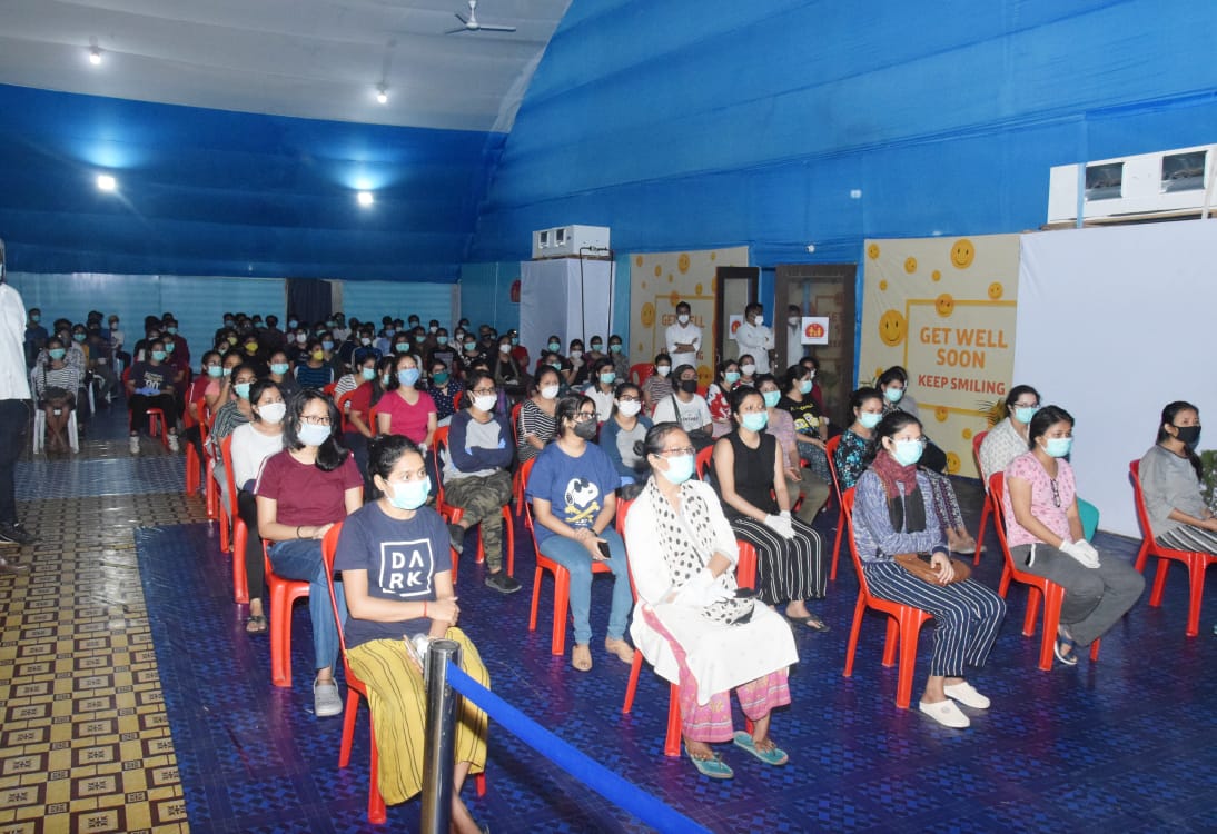 himantabiswa's tweet photo. 140 Assamese students from different universities &amp; institutions of Gujarat arrived in Guwahati today. I met them to explain the precautions and mandatory formalities. We are putting them in institutional quarantine for their well-being. 

Happy for all families. @pradipsinhbjp https://t.co/ugyhSA7qWk