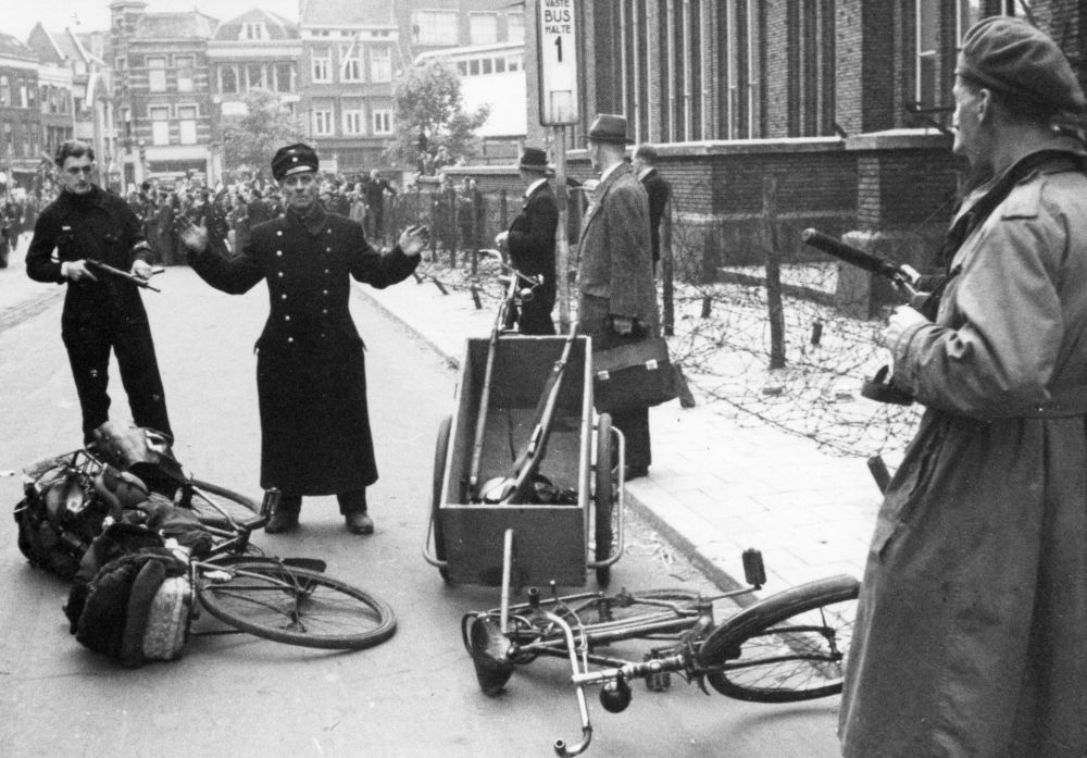 Op 7 mei 1945 rijden de geallieerden de binnenstad in. De voertuigen worden bestormd door een juichend publiek en sommigen klimmen spontaan op de legervoertuigen om mee te rijden.