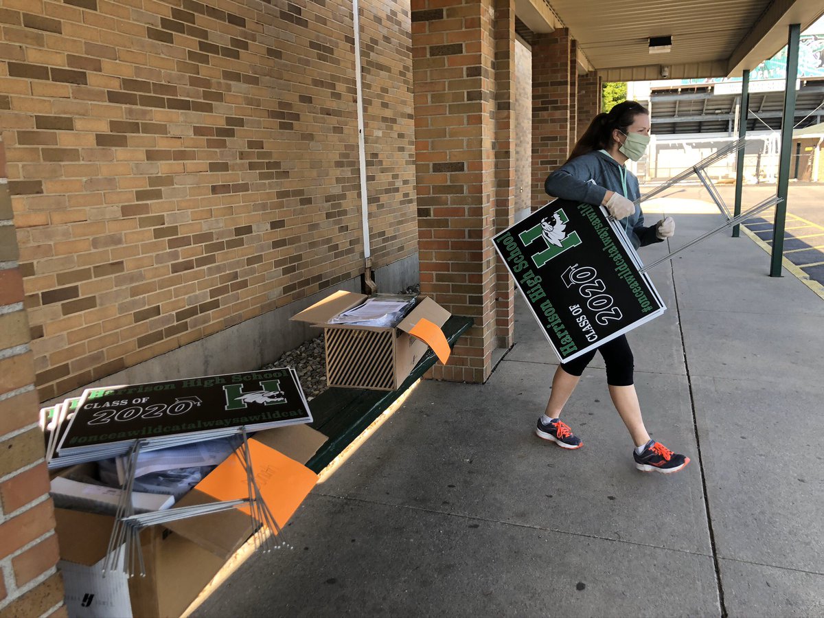 HarrisonWildcat's tweet photo. Over 27 Harrison High School staff members are out right now delivering senior signs to our graduates. Thanks to the Senior Class for sponsoring the signs, and to the seniors for finishing strong despite the circumstances! #FindYourGreatness #DistanceDoesNotChangeTheMission https://t.co/JbuHYReKG1