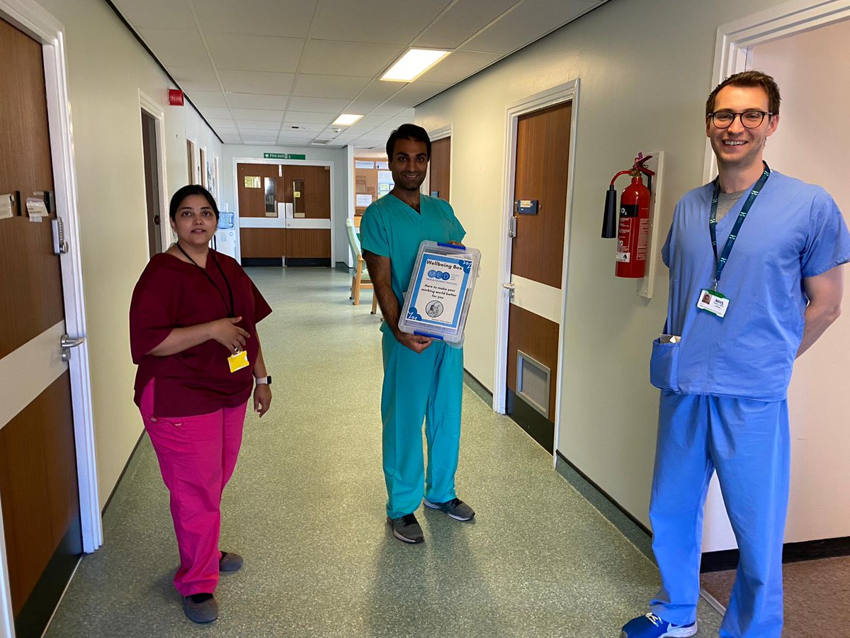 hannahpreston91's tweet photo. Smiles at St John’s Hospital with well-being boxes being distributed. Keep up the good work team 👍Thanks again to our donors and if you want to help replenish please get in touch @NHSLothianMedEd @NHS_Lothian #wellbeingboxes #nhs #wellbeing https://t.co/M49P2KWRUv