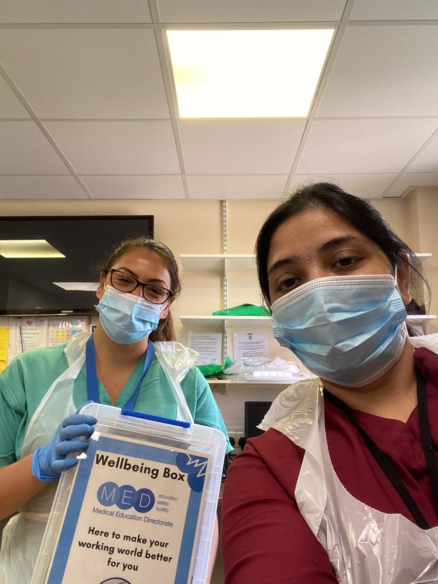 hannahpreston91's tweet photo. Smiles at St John’s Hospital with well-being boxes being distributed. Keep up the good work team 👍Thanks again to our donors and if you want to help replenish please get in touch @NHSLothianMedEd @NHS_Lothian #wellbeingboxes #nhs #wellbeing https://t.co/M49P2KWRUv