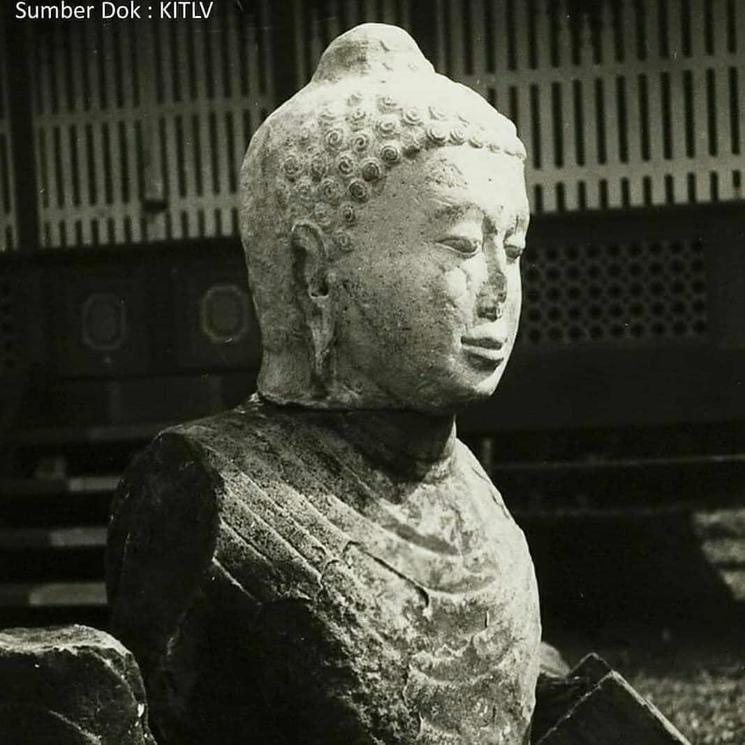 Thread

𝙍𝙐𝙋𝘼𝙉𝙂 𝘽𝙐𝘿𝘿𝙃𝘼 𝙇𝘼𝙉𝙂𝙂𝘼𝙈 𝙎𝙔𝘼𝙄𝙇𝙀𝙉𝘿𝙍𝘼 𝘿𝙄 𝘽𝙐𝙆𝙄𝙏 𝙎𝙄𝙂𝙐𝙉𝙏𝘼𝙉𝙂
Ini adalah Arca Buddha Sakyamuni dari batu granit yang ditemukan di puncak Bukit Siguntang pada 1920 oleh Controleur Belanda FM. Schnitger dan LC. Westenenk.
>>
#vesak #waisak