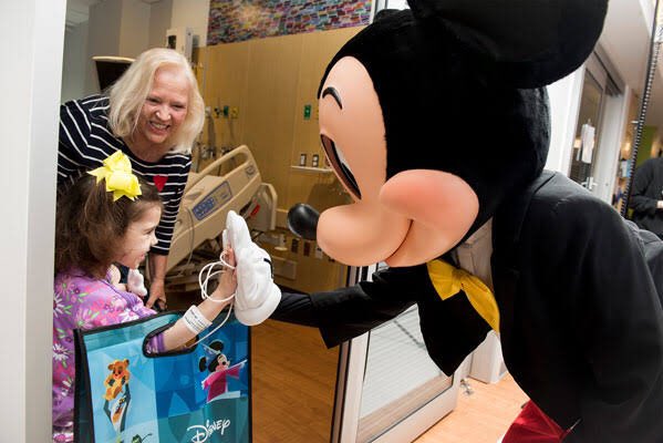 Keep The Disneymagic ディズニー チーム オブ ヒーローズ は パートナーシップを結ぶ小児病院に楽しいアクティビティーが詰まったケア パッケージやディズニー トイ デリバリーのおもちゃに 誰もがヒーローやヒロインになれるホスピタル ガウンなど