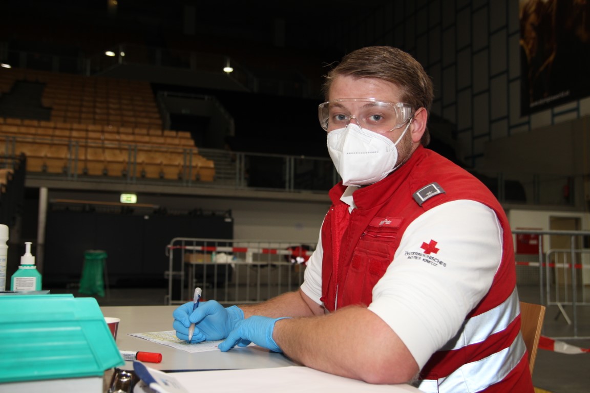 IbkRotes's tweet photo. Testen, testen, testen – so ist die Empfehlung der Weltgesundheitsorganisation (WHO) zur effizienten Bekämpfung der Corona-Epidemie. Das Österreichische Rote Kreuz unterstützt  das Land Tirol bei der Umsetzung dieser Aufgabe. Peter Mähr erzählt:
 https://t.co/byLyKYi4bg https://t.co/ghsgGZjdRr