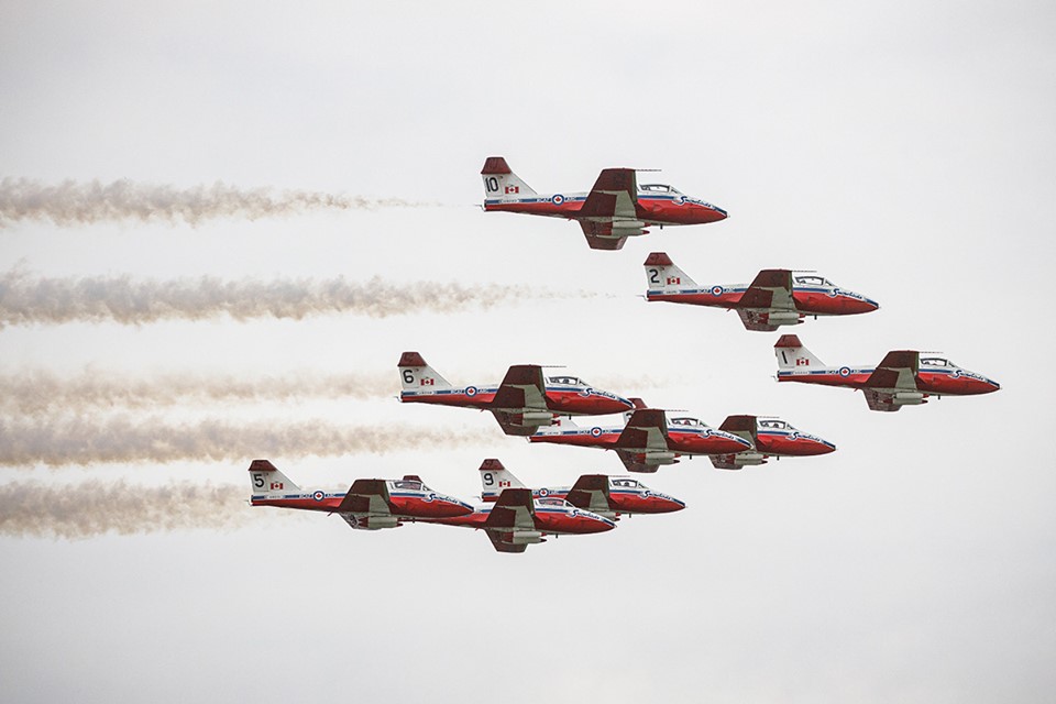ExpressOutVMR's tweet photo. Surveillez le ciel...  les @CFSnowbirds vont survoler Montréal en début d'après-midi
https://t.co/GPTP4Cc6X2 https://t.co/RhZgFID5CO