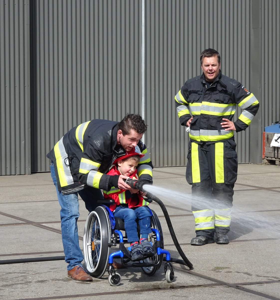 MakeAWishNL's tweet photo. THROWBACK: Toen de brandweerauto aan kwam rijden, begon Efron te glunderen. Enthousiaste brandweermannen stonden hem op te wachten. Toen klonk er een melding: “HELP! Er zit een beer vast in de boom!”. Efron redde, als een held, de beer en bluste dapper een brand. Wat een held! https://t.co/jLe4IxU2e2