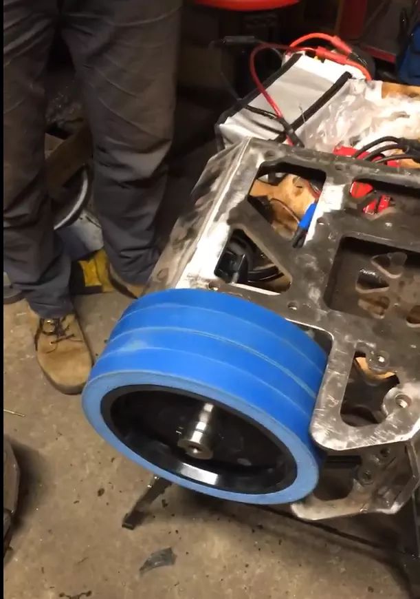 MonsoonRobot's tweet photo. #TheMakingofMonsoon
π Gearboxes assembled, next up was adding the wheels & to test fit the whole unit in the new shiny drive pods!
π€ Wheels were machined down to fit otherwise they'd be a tad wide.
π Next step was addition of the electronics & batteries for a test drive π² https://t.co/opjVhEXMcH