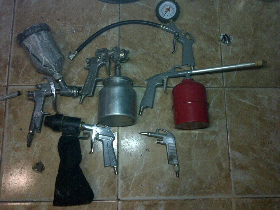 snot666's tweet photo. ya no se aguanta la crisis  me botaron del trabajo sin ninguna remuneración por eso ventó para poder comer ploter de corte gerguter compresor de aire con pistolas y manguera https://t.co/E0ySJQylvj