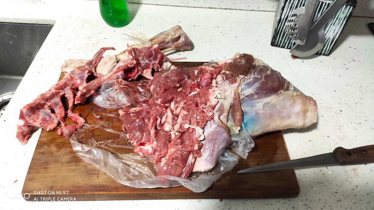 _pepepar's tweet photo. Hoy sale cordero. Pero gourmet, deshuesado en menos de 10'. Después su correspondiente marinado. Gustos y hierbas. Esto de la cuarentena es una lucha!
#porquetambiensoycocinero
#pepechef https://t.co/gxAjcTbBVR
