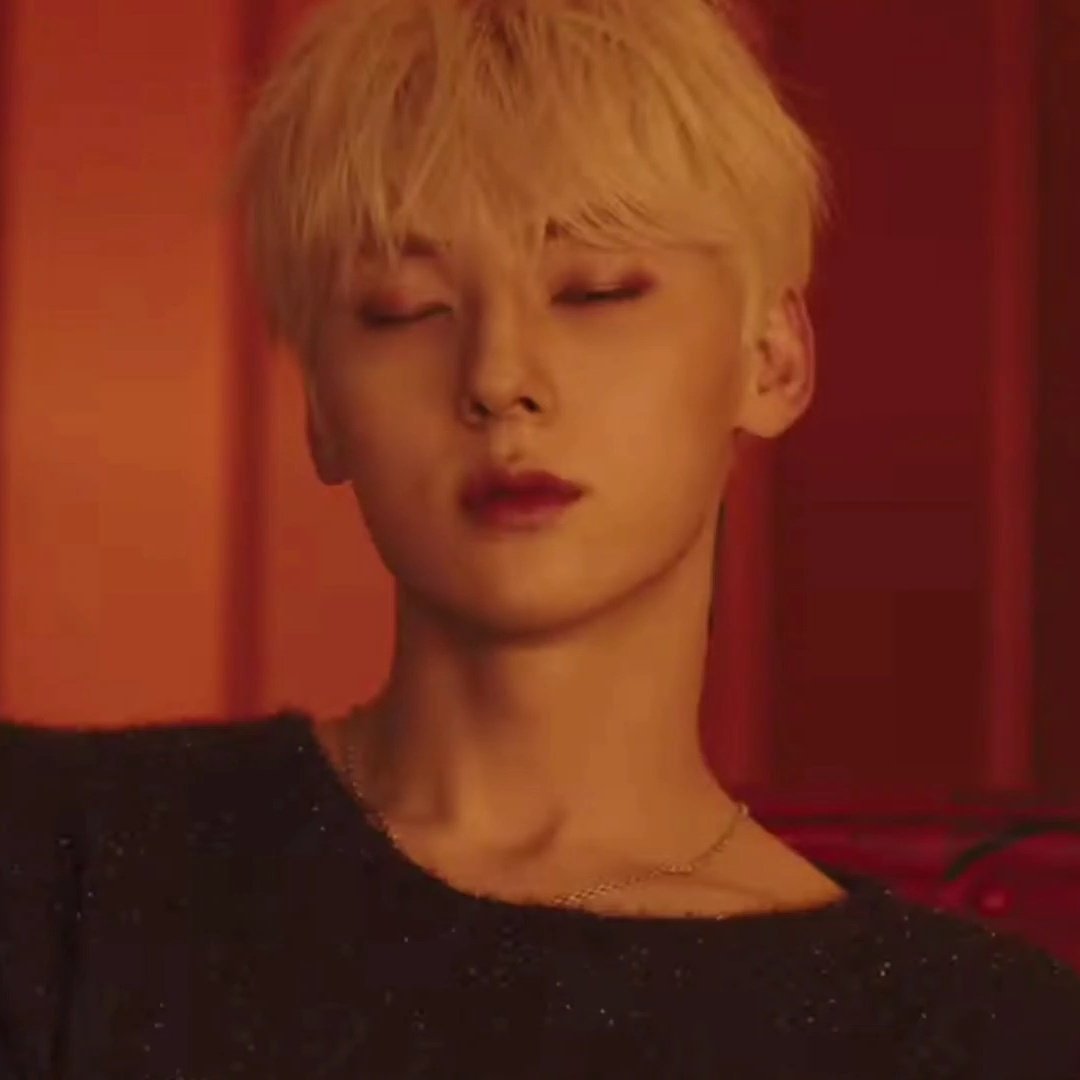 Pulchritudo_mh's tweet photo. 살짝 보이는 쇄골에 우는중 https://t.co/mV4xaVdVRR