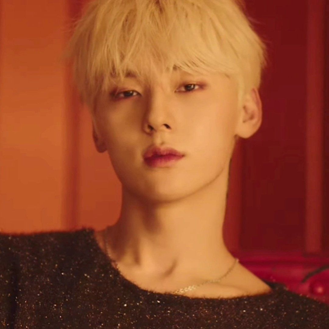 Pulchritudo_mh's tweet photo. 살짝 보이는 쇄골에 우는중 https://t.co/mV4xaVdVRR