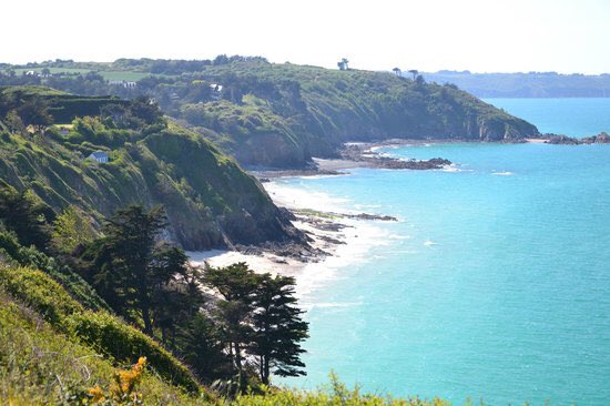 AlainCadec's tweet photo. La mobilisation des #elus locaux a porté ses fruits. La possibilité d’ouvrir les #plages sur demande des #maires par autorisation préfectorale est la victoire du bon sens et de notre détermination. La #mer sera accessible dans le respect des préconisations. #rendeznouslamer https://t.co/R0QrF1XjCO