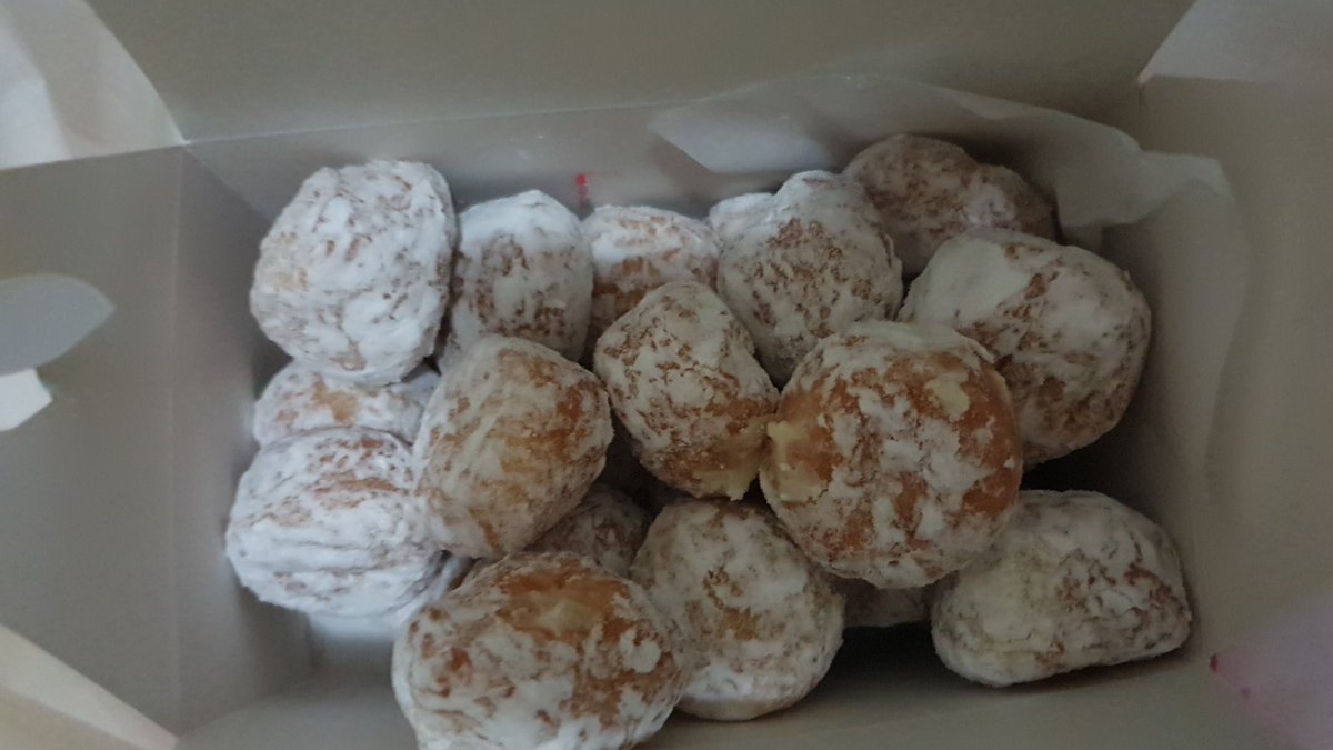 ssojc's tweet photo. @dunkindonuts On a side note, this is not an "assortment". Sort your shit out. https://t.co/bTLIyieEco