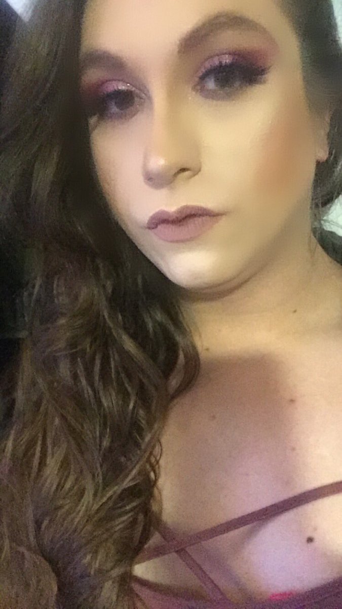 SSavage28's tweet photo. @JeffreeStar @JeffreeStar I would love to be on your PR. Been trying to do some make up looks during this boring quarantine https://t.co/uvy4sG62Ki