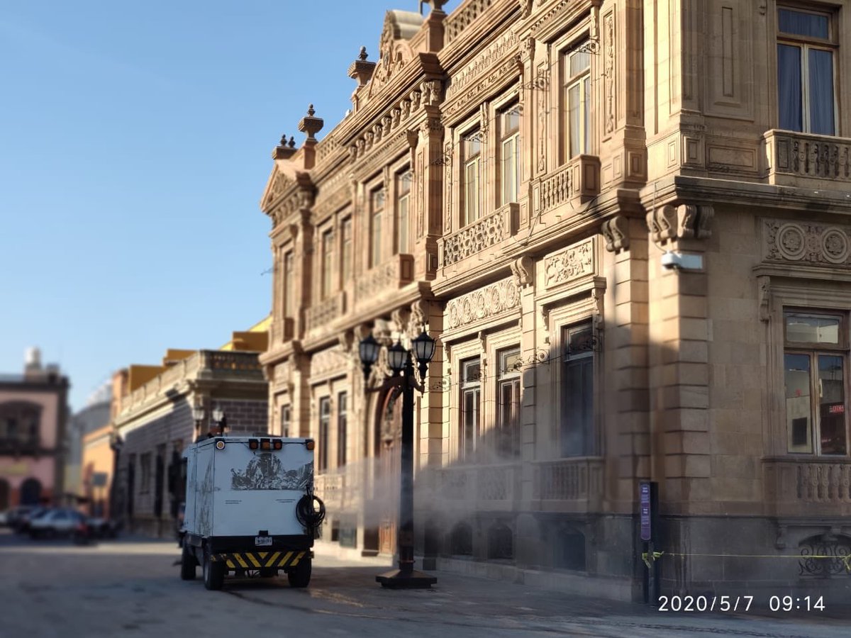 navaslp's tweet photo. En la #Fase3 continuamos reforzando las medidas preventivas para evitar la propagación del #COVID19, esta mañana  las cuadrillas de Servicios Municipales realizan trabajos de sanitización en el Centro Histórico.

#QuédateEnCasa ¡Hagamos lo que nos toca! 

@SLPMunicipio | #SLP https://t.co/lnArq3m22T