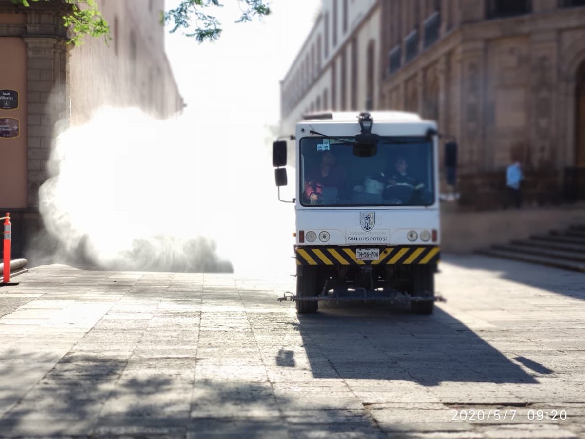 navaslp's tweet photo. En la #Fase3 continuamos reforzando las medidas preventivas para evitar la propagación del #COVID19, esta mañana  las cuadrillas de Servicios Municipales realizan trabajos de sanitización en el Centro Histórico.

#QuédateEnCasa ¡Hagamos lo que nos toca! 

@SLPMunicipio | #SLP https://t.co/lnArq3m22T
