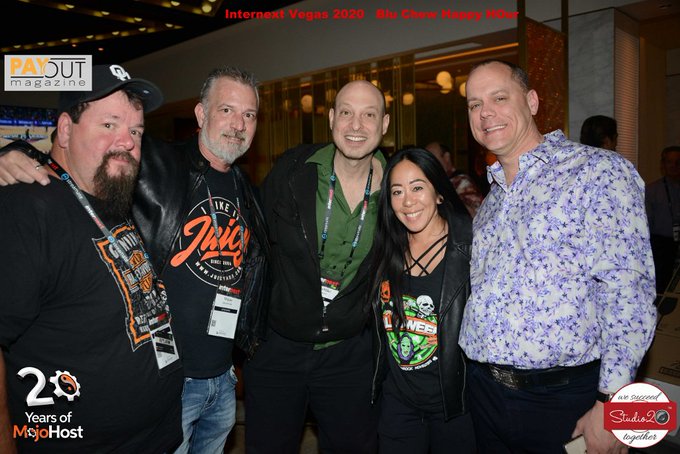 #TBT Wizzo keeping it extra juicy in Las Vegas with good industry friends 🧡 @mojohost  New Blue Chew<a href="/tag/tbt"class="tags">#TBT</a><a href="/tag/keepitjuicy"class="tags"><span>#keepitjuicy</span></a><a href="/tag/juicyadslifestyle"class="tags"><span>#juicyadslifestyle</span></a><a href="/tag/internext202"class="tags"><span>#internext202</span></a>