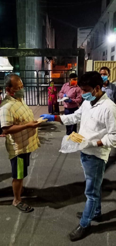 noida_dialogue's tweet photo. #DOSTAnnapurna has now started serving rotis also #Harola and #Mamura community hubs of @noida_authority. Thanks #NoidaBakers #Mandeep to partner with us. We feel contented to have served #64,000 rotis till now and plan to humbly serve 15,000 per day to the needy @gopalkagarwal https://t.co/MEnOeum9IT