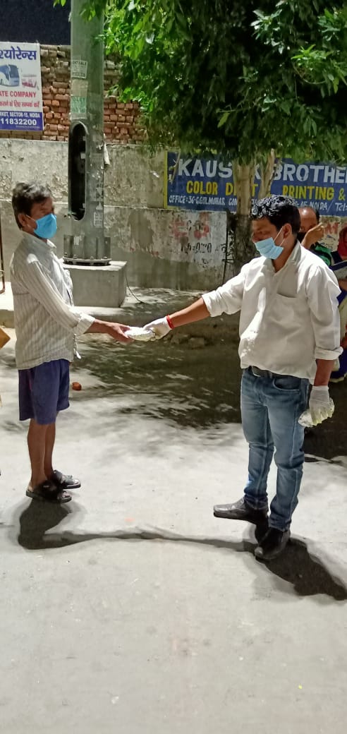 noida_dialogue's tweet photo. #DOSTAnnapurna has now started serving rotis also #Harola and #Mamura community hubs of @noida_authority. Thanks #NoidaBakers #Mandeep to partner with us. We feel contented to have served #64,000 rotis till now and plan to humbly serve 15,000 per day to the needy @gopalkagarwal https://t.co/MEnOeum9IT