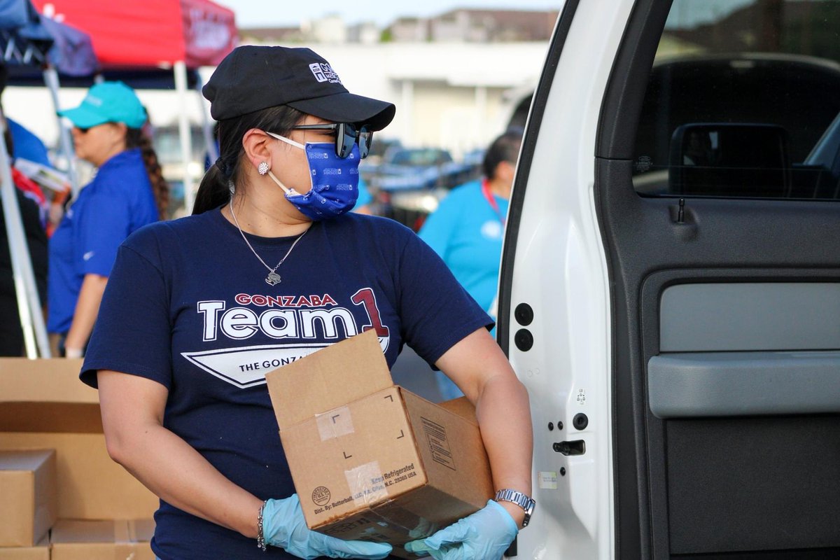 CathCharitiesSA's tweet photo. Food from the Heart was a success! We served our last family at 9:47pm. Thank you to all who helped make this event possible, especially @TXDIAPERBANK, @nfscorp, @CCharitiesUSA, @TheRKGroup, @safoodbank, @GoyaFoods, Gonzaba Medical Group, and @UHC.
#CCSAAlwaysServing #Together https://t.co/DKOQp2p1wq