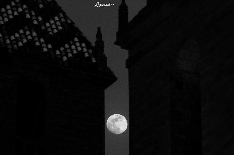 GrupoCPHE's tweet photo. Maravillosas fotografías de la #LunaLlena en #Úbeda, obra de  Alberto Román @tiopetos 
No te pierdas hoy la luna llena de mayo en las Ciudades Patrimonio de la Humanidad: Comparte tus fotos de la luna en las 15 ciudades mágicas 
#lunallenaCiudadesPatrimonio 
#plenamoon7demayo https://t.co/p7ktrHPkQx