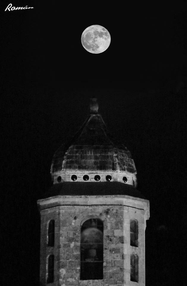 GrupoCPHE's tweet photo. Maravillosas fotografías de la #LunaLlena en #Úbeda, obra de  Alberto Román @tiopetos 
No te pierdas hoy la luna llena de mayo en las Ciudades Patrimonio de la Humanidad: Comparte tus fotos de la luna en las 15 ciudades mágicas 
#lunallenaCiudadesPatrimonio 
#plenamoon7demayo https://t.co/p7ktrHPkQx