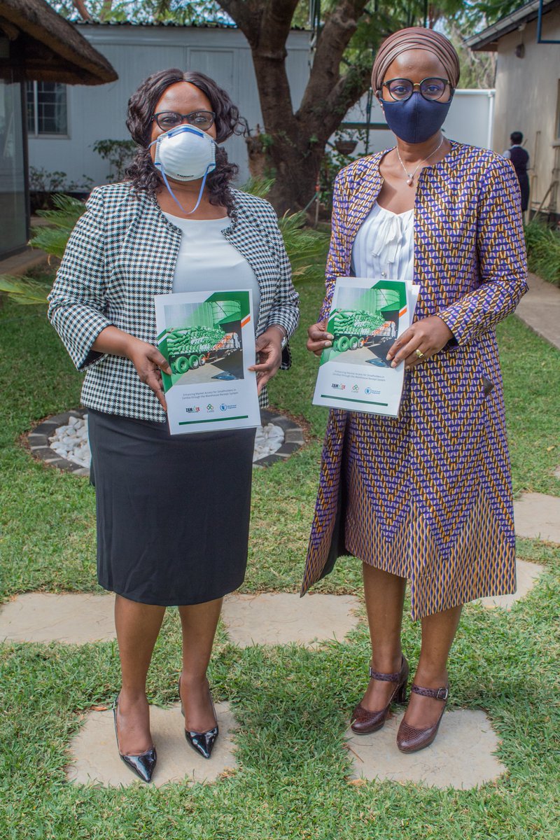 JenniferBitonde's tweet photo. As #COVID19 could affect livelihoods of smallholder farmers that are already vulnerable to shocks, WFP is increasing efforts to enhance their resilience.
@WFP and @LuSE_Plc signed an agreement to improve #marketaccess for farmers through the #WarehouseReceiptSystem
#TogetherWeCan https://t.co/N5dbffNJmK