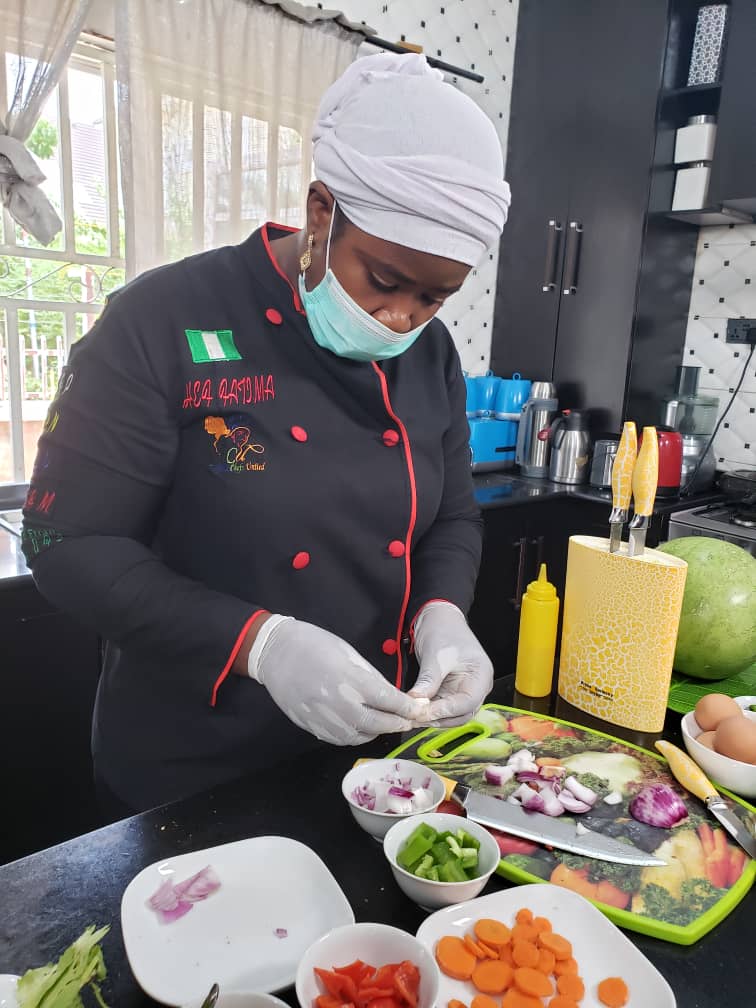 cheffatima_ng's tweet photo. In the lab😁
There's an operation going on here.😋 If you do things like this, you have to be careful. 
Pick things gently for better delivery. 
From the office of
Dr. Chef Fatima😅😘 https://t.co/pAyF4zsirD