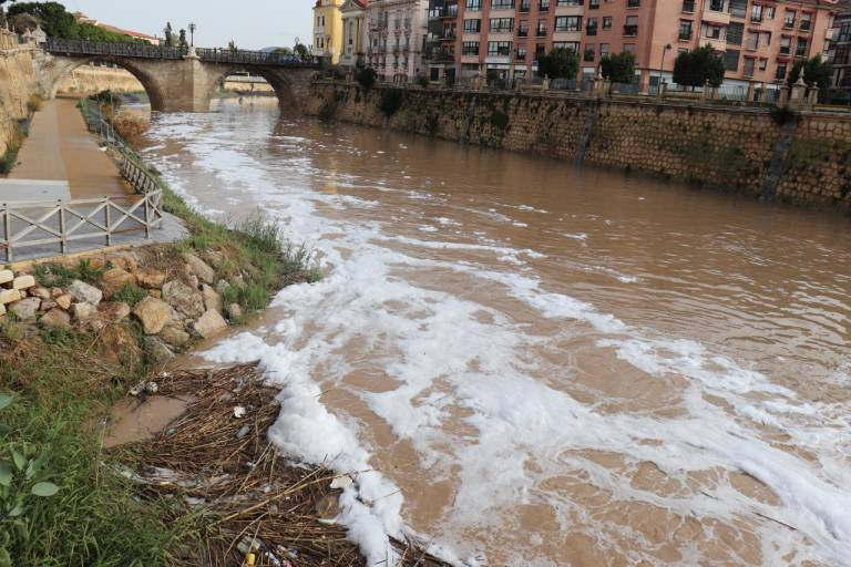 huermur's tweet photo. La Región de #Murcia se convierte en el nuevo 'salvaje oeste' del #MedioAmbiente. El Gobierno @regiondemurcia cambia la ley ambiental de "urgencia" y con #decretazo, sin participación ni transparencia 🔎. Ahora, entre otras cosas, se podrá contaminar un 30% más sin control ⚠️ https://t.co/fNzerNH1nA