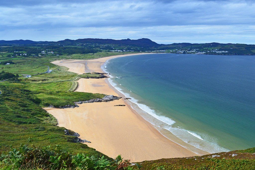 Once voted the second most beautiful beach in the world, #BallymastockerBay is located a stone’s throw from some of #Donegal’s top attractions making it the perfect spot for a swim after a long day adventuring. buff.ly/3bf8Um8