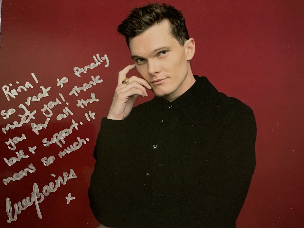 ShadowsHeavenly's tweet image. #TBT , back to July 2019, when I delivered the fanbook to @LukeBaines . Before the photo I was crying and he hugged me and calmed me down 🥺❤️ I remember that Luke almost forgot to gave my phone back🙈 Such a special memories. #ITAInstituteCon3 #Shadowhunters @ITAInstituteCon