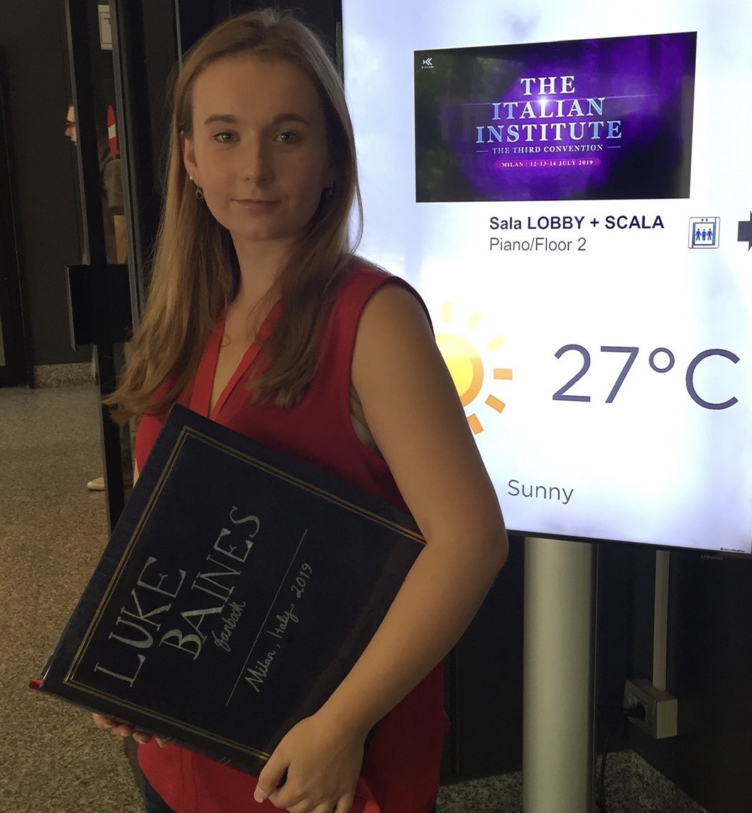 ShadowsHeavenly's tweet image. #TBT , back to July 2019, when I delivered the fanbook to @LukeBaines . Before the photo I was crying and he hugged me and calmed me down 🥺❤️ I remember that Luke almost forgot to gave my phone back🙈 Such a special memories. #ITAInstituteCon3 #Shadowhunters @ITAInstituteCon