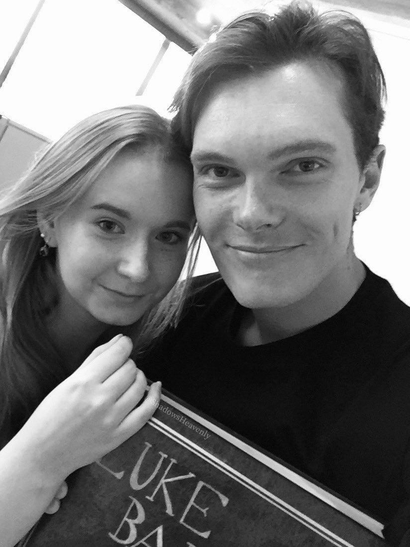 ShadowsHeavenly's tweet image. #TBT , back to July 2019, when I delivered the fanbook to @LukeBaines . Before the photo I was crying and he hugged me and calmed me down 🥺❤️ I remember that Luke almost forgot to gave my phone back🙈 Such a special memories. #ITAInstituteCon3 #Shadowhunters @ITAInstituteCon