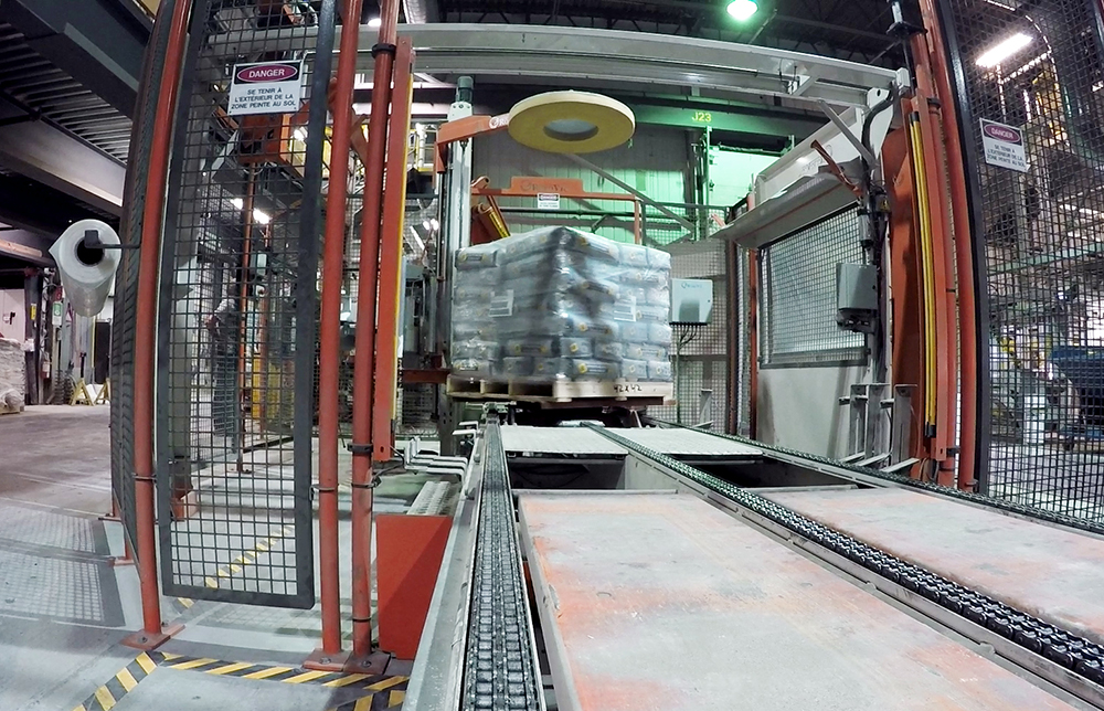 RobovicInc's tweet photo. Enrubannage intégré : les  éléments essentiels à considérer pour le conditionnement de vos produits.  Consultez notre article juste ici.⤵️ #palettisation 
https://t.co/axZlGfNu96 https://t.co/F4RGkvfSjI