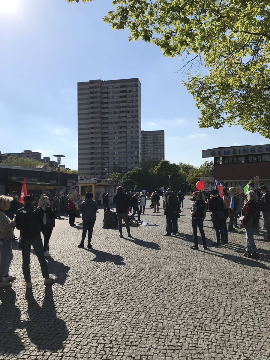 #migrantifa auf der Kundgebung des @BuendnisNK gegen die AfD in Süd-#Neukölln - Lipschitzallee - die AfD selbst ist nach ein Paar Minuten wieder abgehauen, also die 7 Leute die die zusammenbekommen haben..