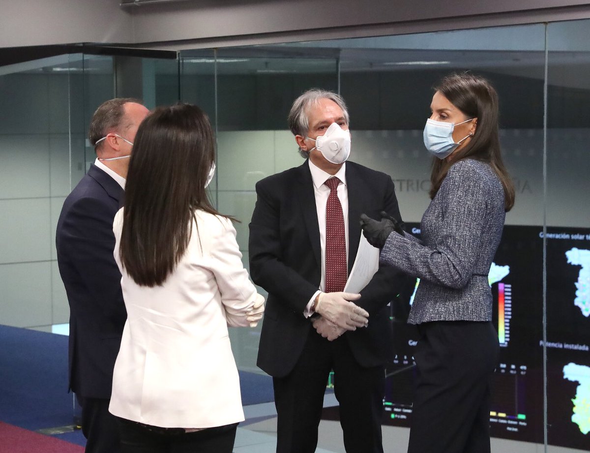 CasaReal's tweet photo. Los Reyes destacan la garantía de suministro estratégico que ofrece Red Eléctrica de España en la visita a su centro de control en Alcobendas (Madrid)  @RedElectricaREE https://t.co/AbUrqz0Srh https://t.co/OwKroyDAC9