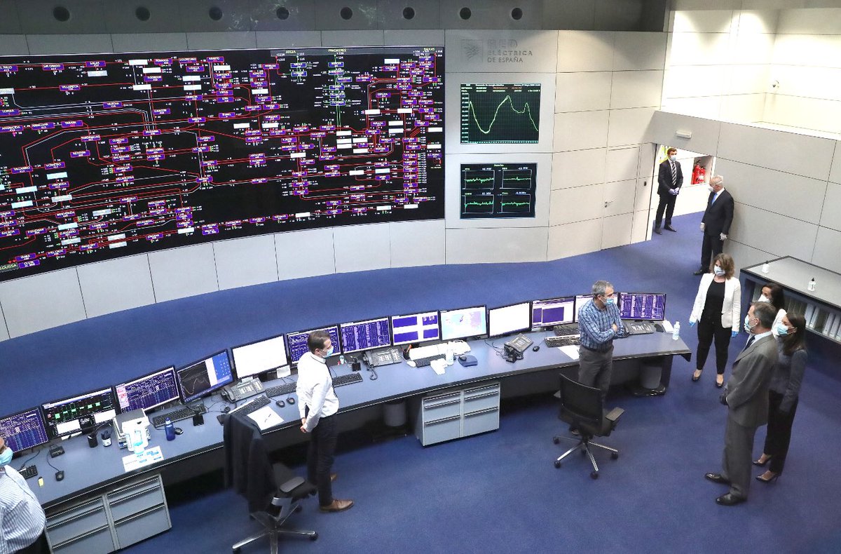 CasaReal's tweet photo. Los Reyes destacan la garantía de suministro estratégico que ofrece Red Eléctrica de España en la visita a su centro de control en Alcobendas (Madrid)  @RedElectricaREE https://t.co/AbUrqz0Srh https://t.co/OwKroyDAC9