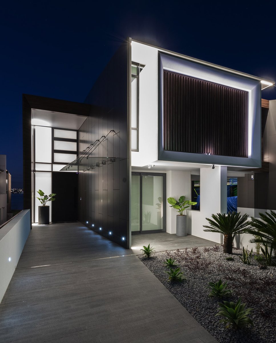 iGuzzini's tweet photo. Amazing project by Casaview Homes in Sydney and a great result achieved with iGuzzini's luminarires: #Underscore InOut define the perimeter of the building, iPro emphasize the volume, Trick 180° create graphic lines of light on the façade. https://t.co/q4u6TzglKf