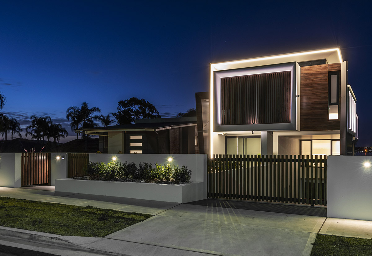 iGuzzini's tweet photo. Amazing project by Casaview Homes in Sydney and a great result achieved with iGuzzini's luminarires: #Underscore InOut define the perimeter of the building, iPro emphasize the volume, Trick 180° create graphic lines of light on the façade. https://t.co/q4u6TzglKf