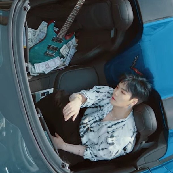 fondofyeo's tweet image. jonghyun in a band ?? WHAT GOES ON 😭 is that a tattoo on his arm?! the cash and hIS HAIR 😫 wow. #NUEST #JR #ImInTrouble