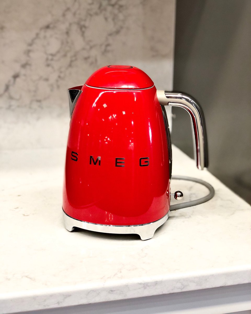 How did you celebrate National Beverage Day? We celebrated with our candy-apple red <a href="/smeguk/">メグミ</a> kettle of course 😍