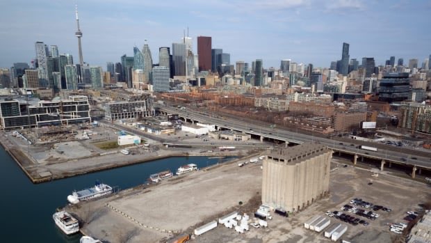 downtownalice's tweet photo. YES! VICTORY! #blockSidewalk thank you for all your good work Labs cancels plan to build high-tech neighbourhood in Toronto amid COVID-19
https://t.co/h4AB4awWr4 https://t.co/mUBPi1tK8w