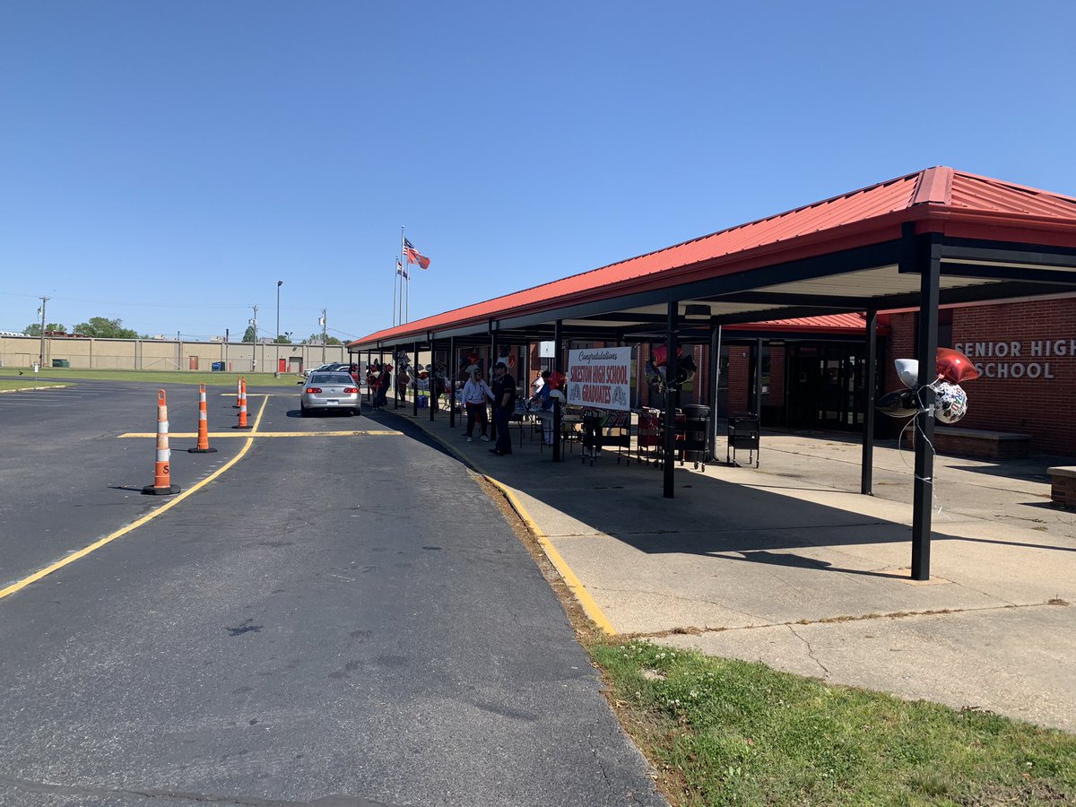 SikestonSrHigh's tweet photo. Hey Seniors don’t forget to come see us today from 10-2! #WeAreSikeston https://t.co/NhdIOyaXhe