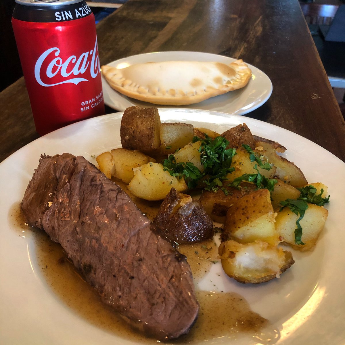 LaFlordeChile's tweet photo. Menú del día: empanada napolitana+asado a la cacerola con papas rústicas+lata de bebida $ 5,500. Te lo llevamos a tu casa fono 322689554. Buen día ! https://t.co/rKC0edmWbT