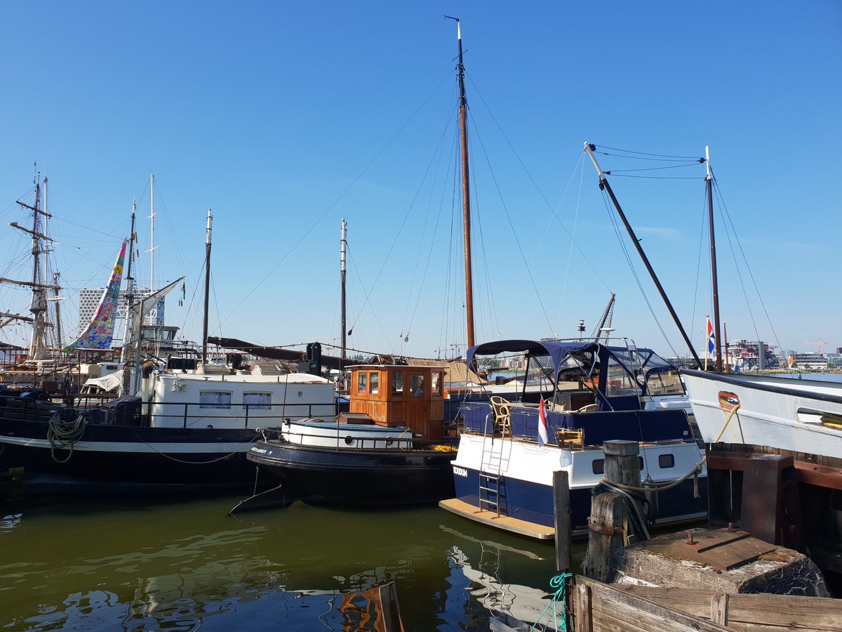 Ik word met mijn suikertaart natuurlijk uitgelachen hier tussen de echte schepen. En terecht ;)
De lange mast is onze klipper Jacob van Berlijn, waaraan hier geklust wordt. #ndsm <a href="/woodiesatberlin/">WOODIES aT BerLin</a>