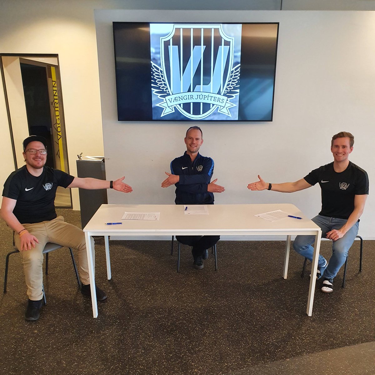 Vængir Júpíters verða með 2.deild í handbolta á næsta tímabili.
Í dag voru undirritaðir samningar við þjálfarateymi liðsins. 
Á myndinni sést Jóhann T. Guðmundsson, Director of Handball hjá Vængjum, skrifa undir samninga við þjálfarana Arnór Ásgeirsson og Viktor Lekve.
#handbolti